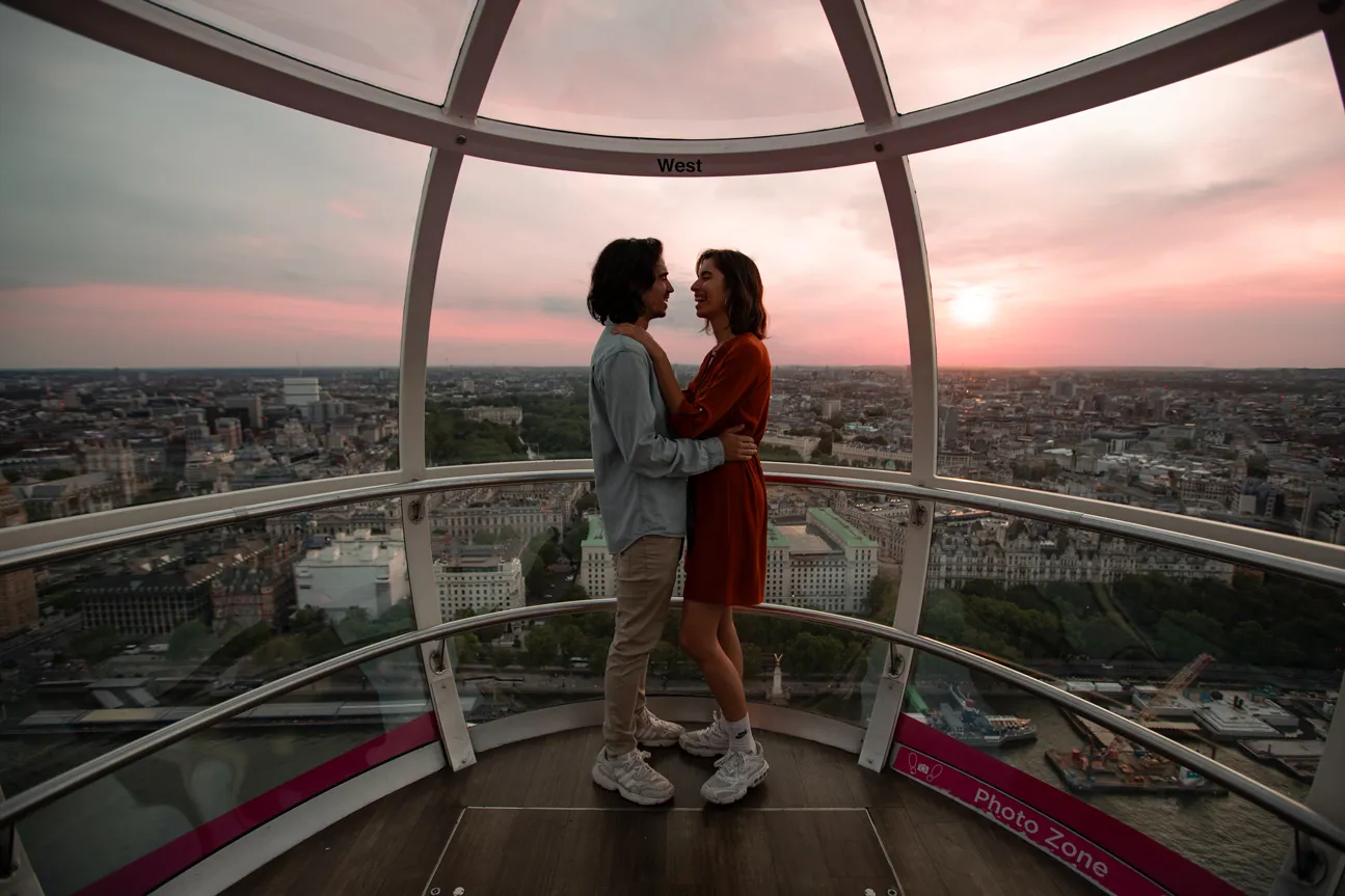 London 澳洲幸运10体彩官网官方网 Eye Pink Sky Couple